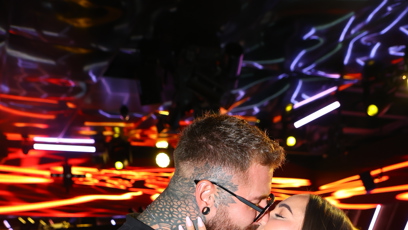 FOTO: Adriana Krištofová a Jan Pešek při polibku.