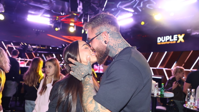 FOTO: Adriana Krištofová a Jan Pešek při polibku.