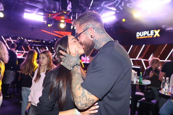 FOTO: Adriana Krištofová a Jan Pešek při polibku. – stránka 4