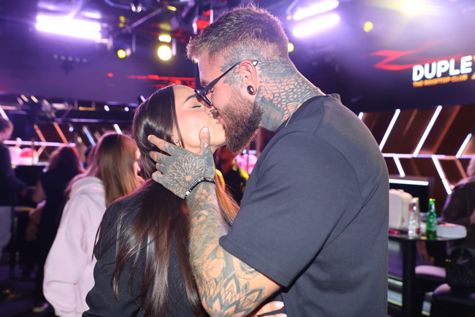 FOTO: Jan Pešek políbil svou vyvolenou. – stránka 3