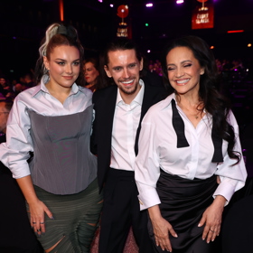 Trojice si večer užívá plnými doušky.