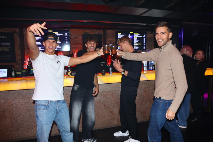 FOTO: Daniel Štefan a Martin Mikuš na party Love Islandu. – stránka 42