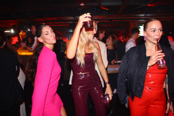 FOTO: Zorka Hejdová si mejdan užívala plnými doušky. – stránka 36