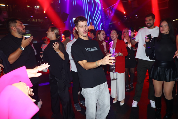 FOTO: Divoká party srdíček z Love Islandu. – stránka 32