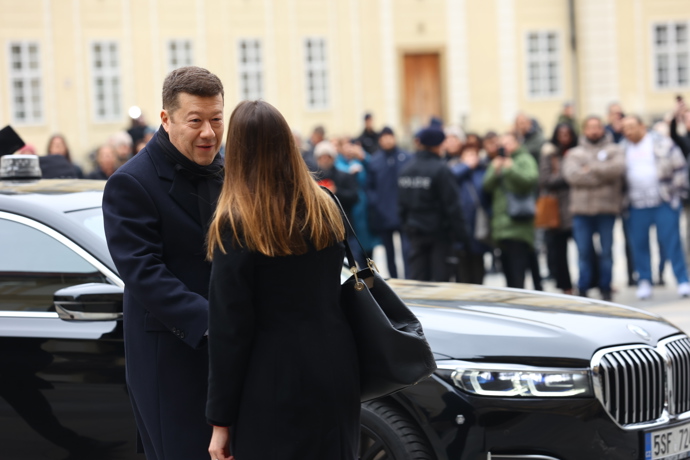 FOTO: Tomio Okamura dorazil na pohřeb Dominika Duky. – stránka 4