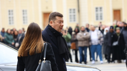 FOTO: Tomio Okamura dorazil na pohřeb Dominika Duky.