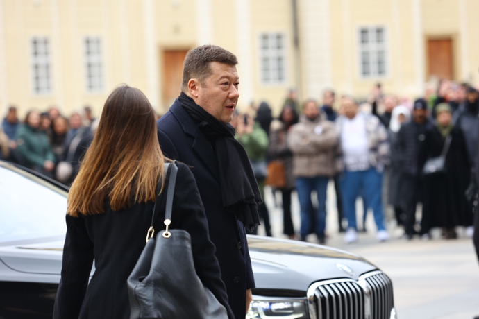 FOTO: Tomio Okamura dorazil na pohřeb Dominika Duky. – stránka 3