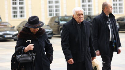 FOTO: Na Pražský hrad dorazil v doprovodu své choti Livie i bývalý prezident Václav Klaus.