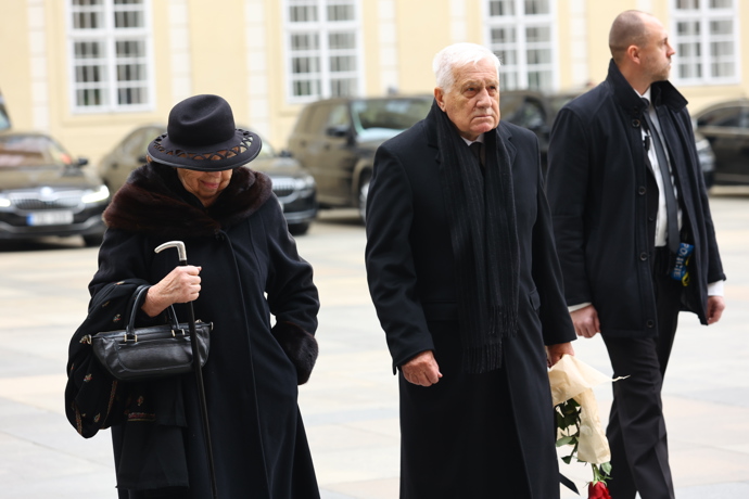 FOTO: Na Pražský hrad dorazil v doprovodu své choti Livie i bývalý prezident Václav Klaus. – stránka 18
