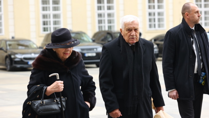 FOTO: Na Pražský hrad dorazil v doprovodu své choti Livie i bývalý prezident Václav Klaus.