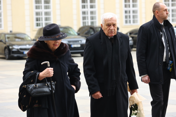FOTO: Na Pražský hrad dorazil v doprovodu své choti Livie i bývalý prezident Václav Klaus. – stránka 17