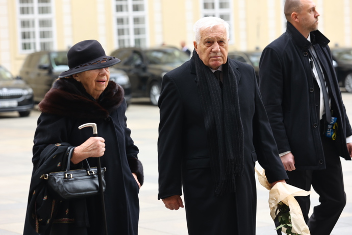 FOTO: Na Pražský hrad dorazil v doprovodu své choti Livie i bývalý prezident Václav Klaus. – stránka 16