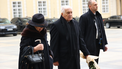 FOTO: Na Pražský hrad dorazil v doprovodu své choti Livie i bývalý prezident Václav Klaus.