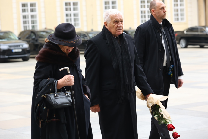 FOTO: Na Pražský hrad dorazil v doprovodu své choti Livie i bývalý prezident Václav Klaus. – stránka 15