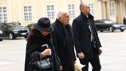 FOTO: Na Pražský hrad dorazil v doprovodu své choti Livie i bývalý prezident Václav Klaus.