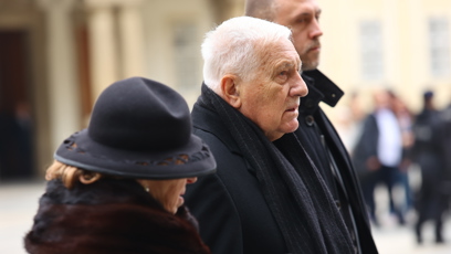FOTO: Na Pražský hrad dorazil v doprovodu své choti Livie i bývalý prezident Václav Klaus.