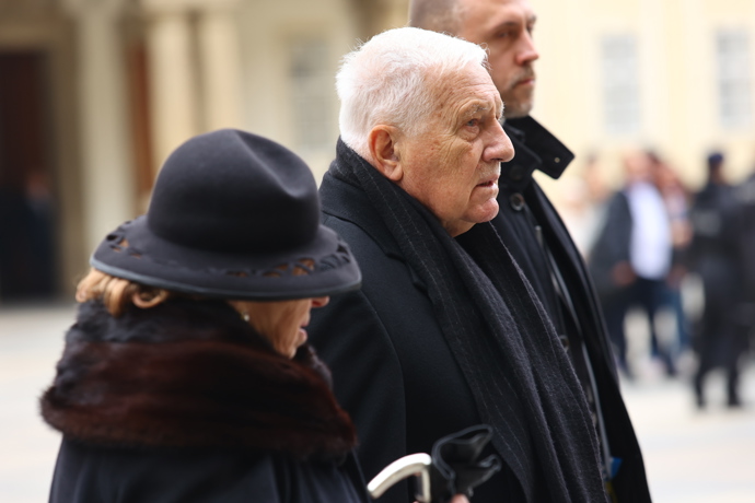 FOTO: Na Pražský hrad dorazil v doprovodu své choti Livie i bývalý prezident Václav Klaus. – stránka 13