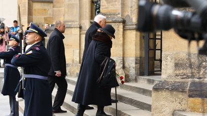 FOTO: Na Pražský hrad dorazil v doprovodu své choti Livie i bývalý prezident Václav Klaus.
