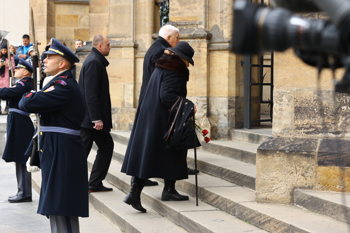 FOTO: Na Pražský hrad dorazil v doprovodu své choti Livie i bývalý prezident Václav Klaus. – stránka 12