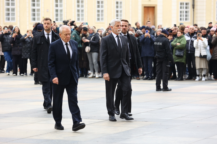 FOTO: Do katedrály svatého Víta dorazil právě prezident Petr Pavel. – stránka 104