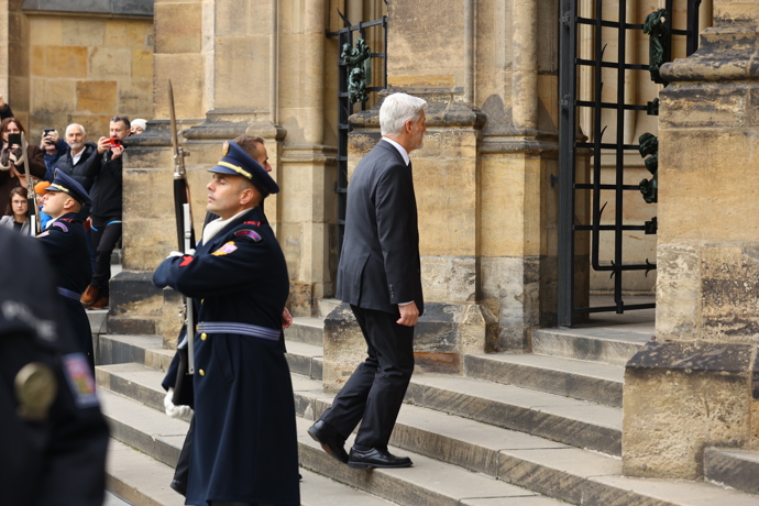 FOTO: Do katedrály svatého Víta dorazil právě prezident Petr Pavel. – stránka 102