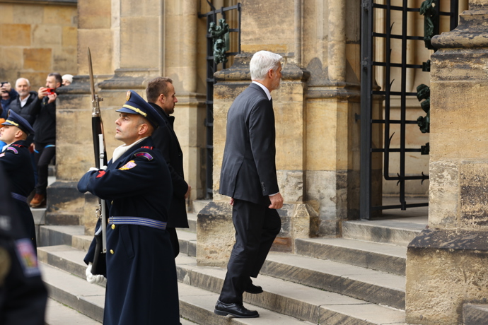 FOTO: Do katedrály svatého Víta dorazil právě prezident Petr Pavel. – stránka 101