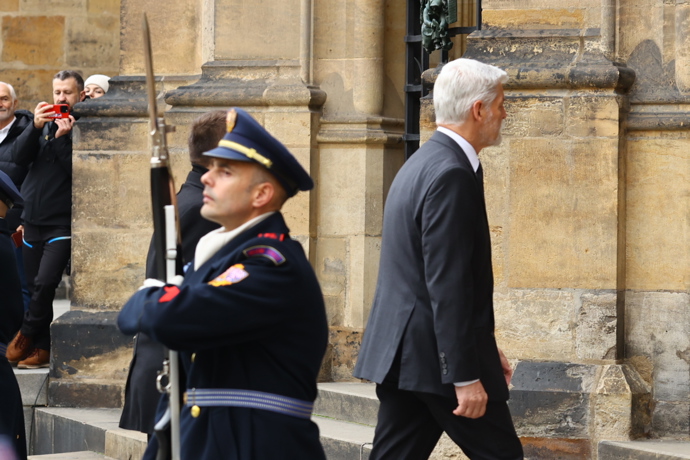 FOTO: Do katedrály svatého Víta dorazil právě prezident Petr Pavel. – stránka 98