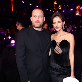 Jakub Prachař po boku krásné partnerky Sary Sandevy.