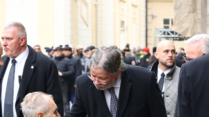 FOTO: Europoslanec Alexandr Vondra se zdraví s Milošem Zemanem.