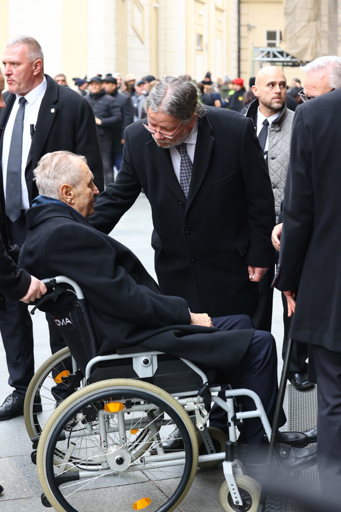 FOTO: Europoslanec Alexandr Vondra se zdraví s Milošem Zemanem. – stránka 8