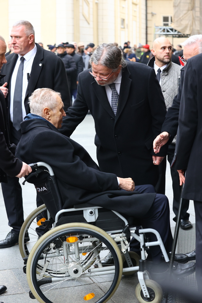 FOTO: Europoslanec Alexandr Vondra se zdraví s Milošem Zemanem. – stránka 7