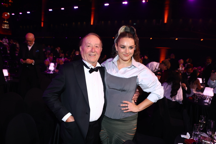 FOTO: Ewa Farna s Petrem Jandou. – stránka 15