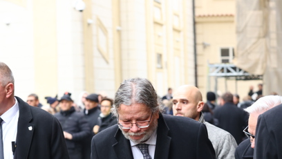 FOTO: Europoslanec Alexandr Vondra se zdraví s Milošem Zemanem.