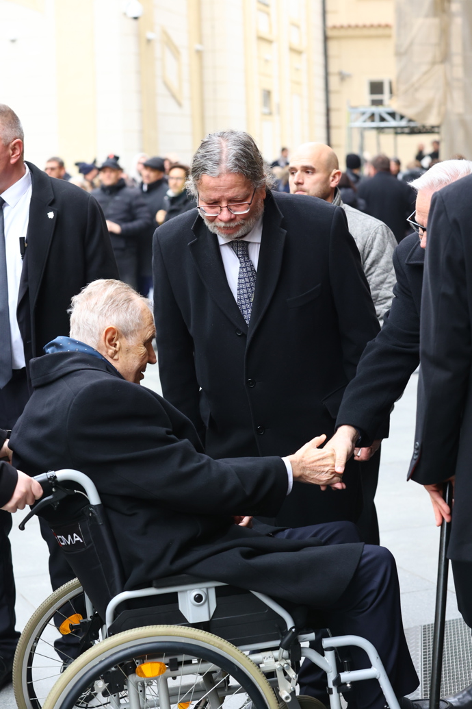 FOTO: Europoslanec Alexandr Vondra se zdraví s Milošem Zemanem. – stránka 6