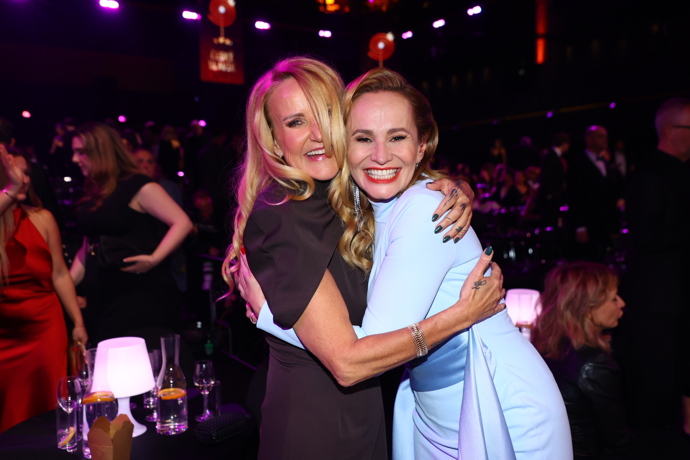 FOTO: Vendula Pizingerová s Monikou Absolonovou. – stránka 9