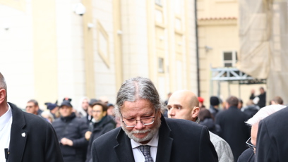 FOTO: Europoslanec Alexandr Vondra se zdraví s Milošem Zemanem.