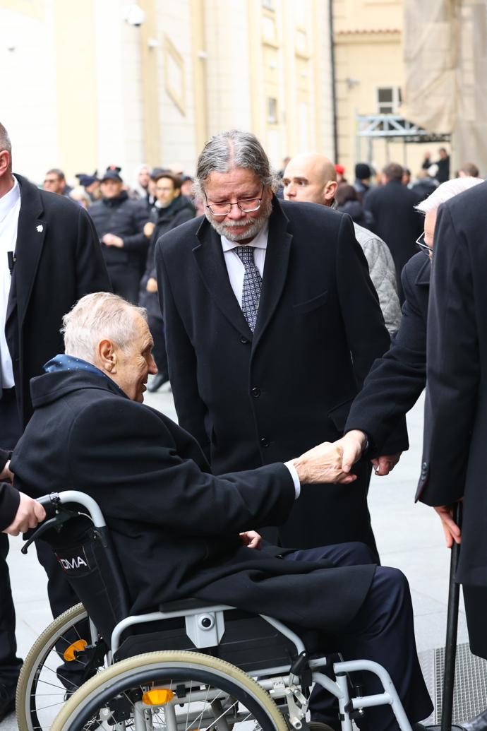 FOTO: Europoslanec Alexandr Vondra se zdraví s Milošem Zemanem. – stránka 5