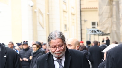 FOTO: Europoslanec Alexandr Vondra se zdraví s Milošem Zemanem.