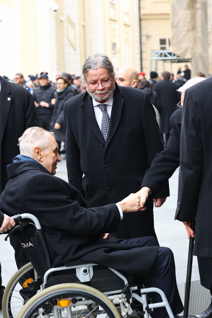 FOTO: Europoslanec Alexandr Vondra se zdraví s Milošem Zemanem. – stránka 4