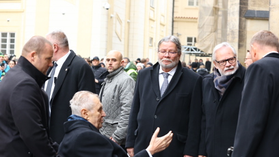 FOTO: Europoslanec Alexandr Vondra se zdraví s Milošem Zemanem.
