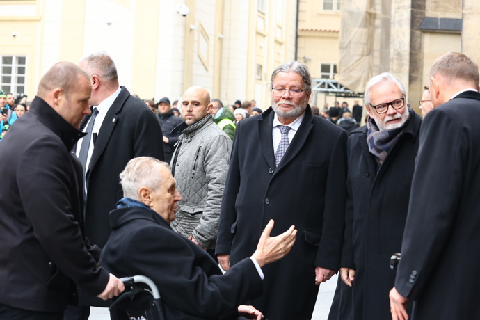 FOTO: Europoslanec Alexandr Vondra se zdraví s Milošem Zemanem. – stránka 3