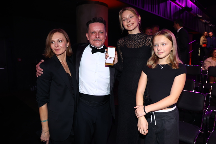 FOTO: Michal Malátný s rodinou. – stránka 2