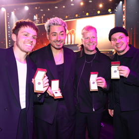 Mirai si odnáší bronzového slavíka.