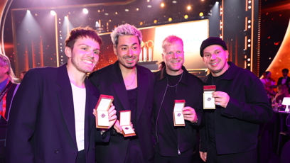 FOTO: Mirai si odnáší bronzového slavíka.