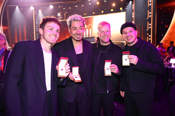 FOTO: Mirai si odnáší bronzového slavíka. – stránka 16