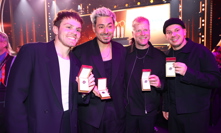 Mirai si odnáší bronzového slavíka.