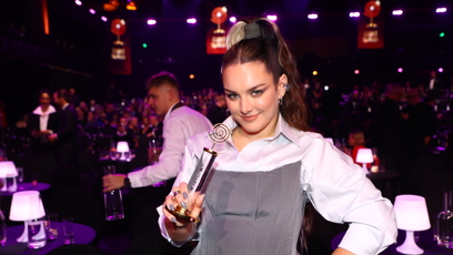 FOTO: Ewa Farna se svou soškou.