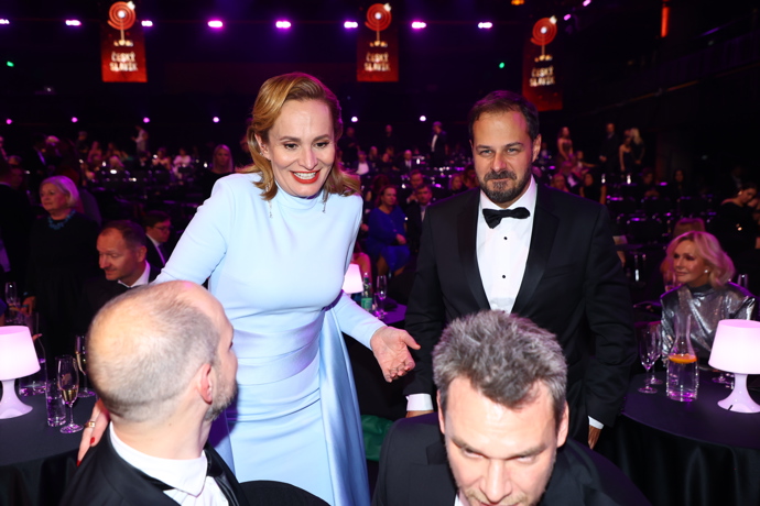 FOTO: Monika Absolonová zašla na panáka za Vojtou Dykem. – stránka 37