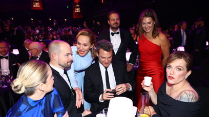 FOTO: Monika Absolonová, Marta Jandová, Xindl X, Jan Maxián si dali s Vojtou Dykem panáčka.