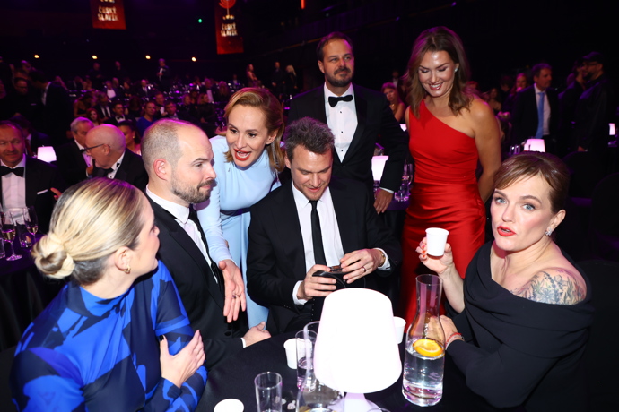 FOTO: Monika Absolonová, Marta Jandová, Xindl X, Jan Maxián si dali s Vojtou Dykem panáčka. – stránka 6